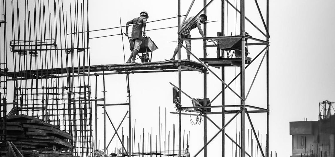 Image d'un chantier en noir et blanc