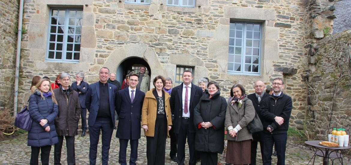 Le maire de Tréguier Guirec Arhant et la délégation officielle devant la maison de Renan, le 28 février