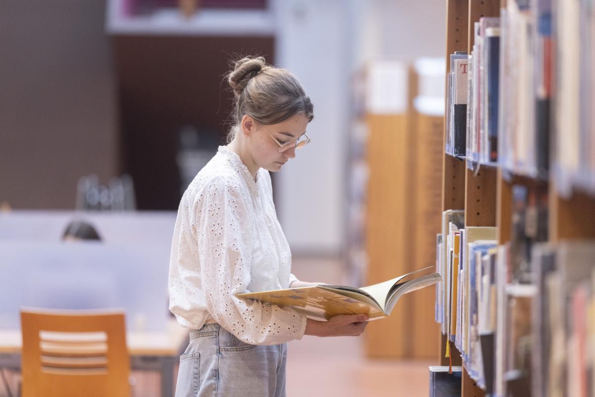 Etudiante en bibliothèque