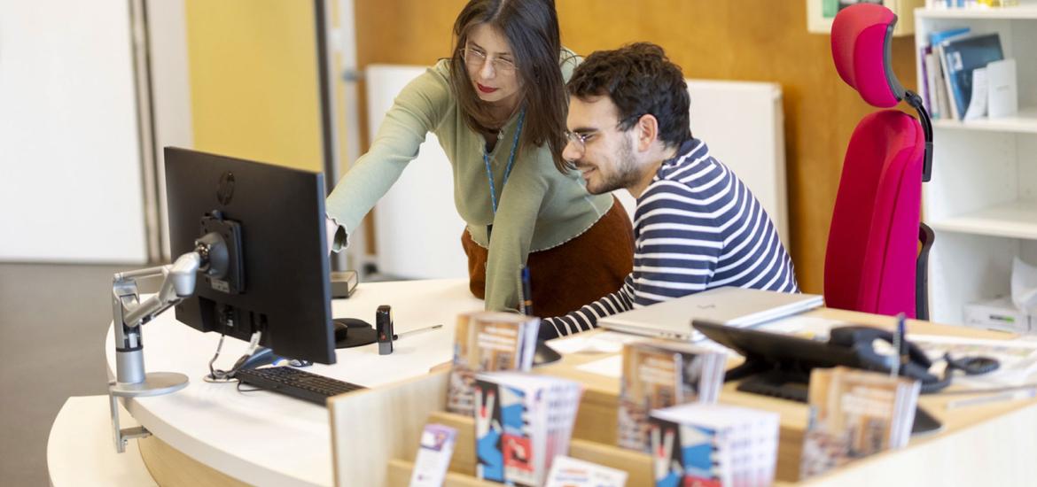 Personnes en train de consulter des informations sur un ordinateur