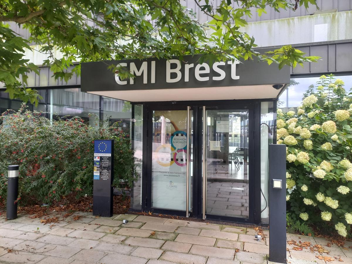 Entrée du CMI Brest, une double-porte vitrée avec le titre "CMI Brest"