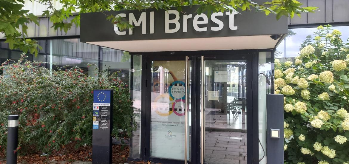 L'accueil du CMI Brest, l'entrée est une double-porte vitrée avec "CMI Brest" au dessus