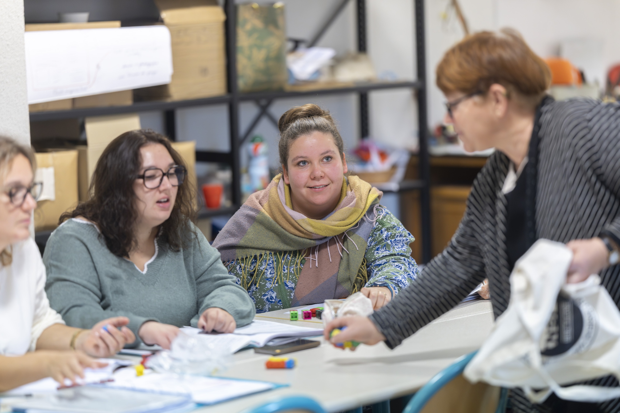 Une animatrice explique une activité à trois étudiantes © Franck Betermin