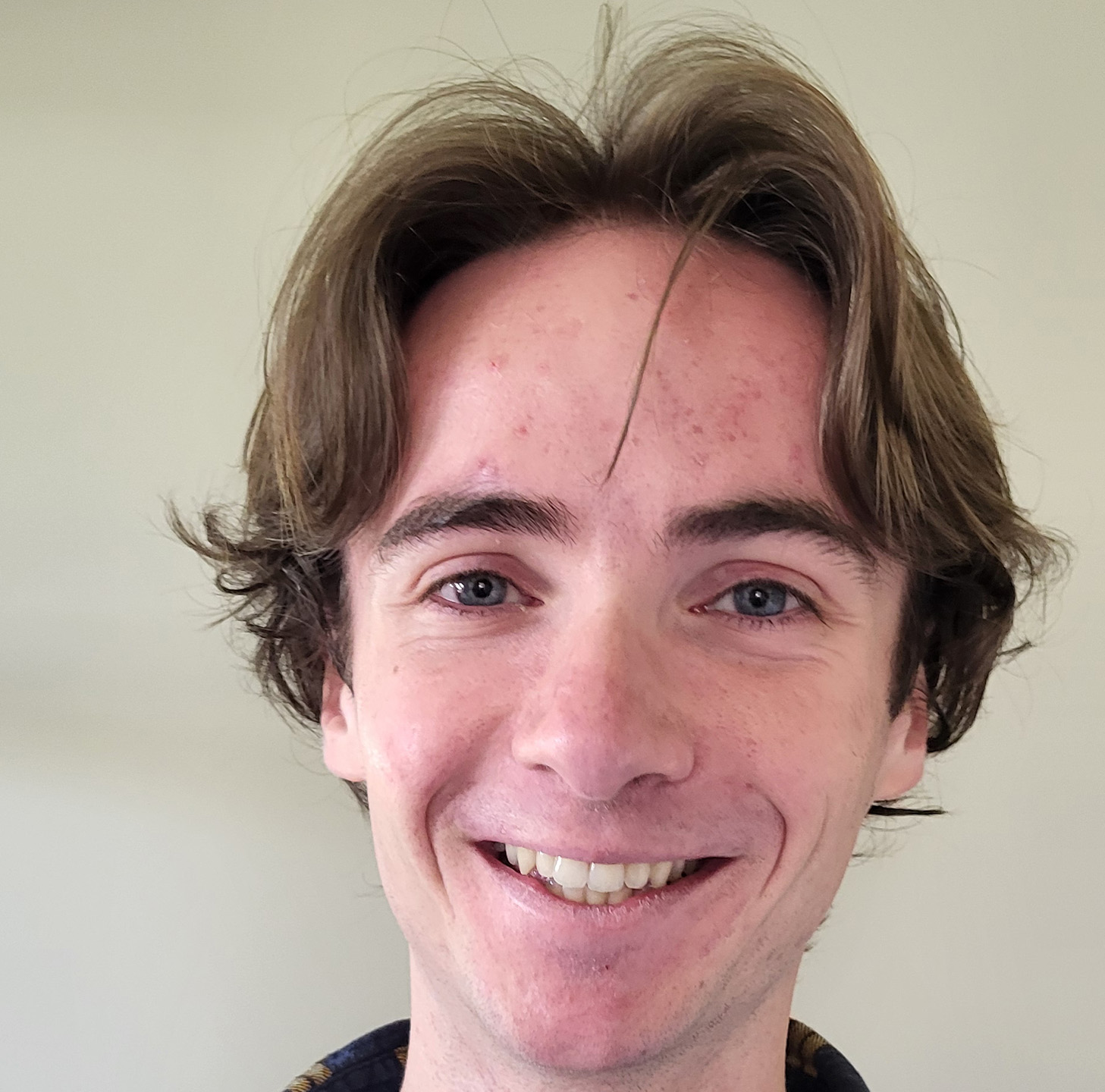 homme souriant