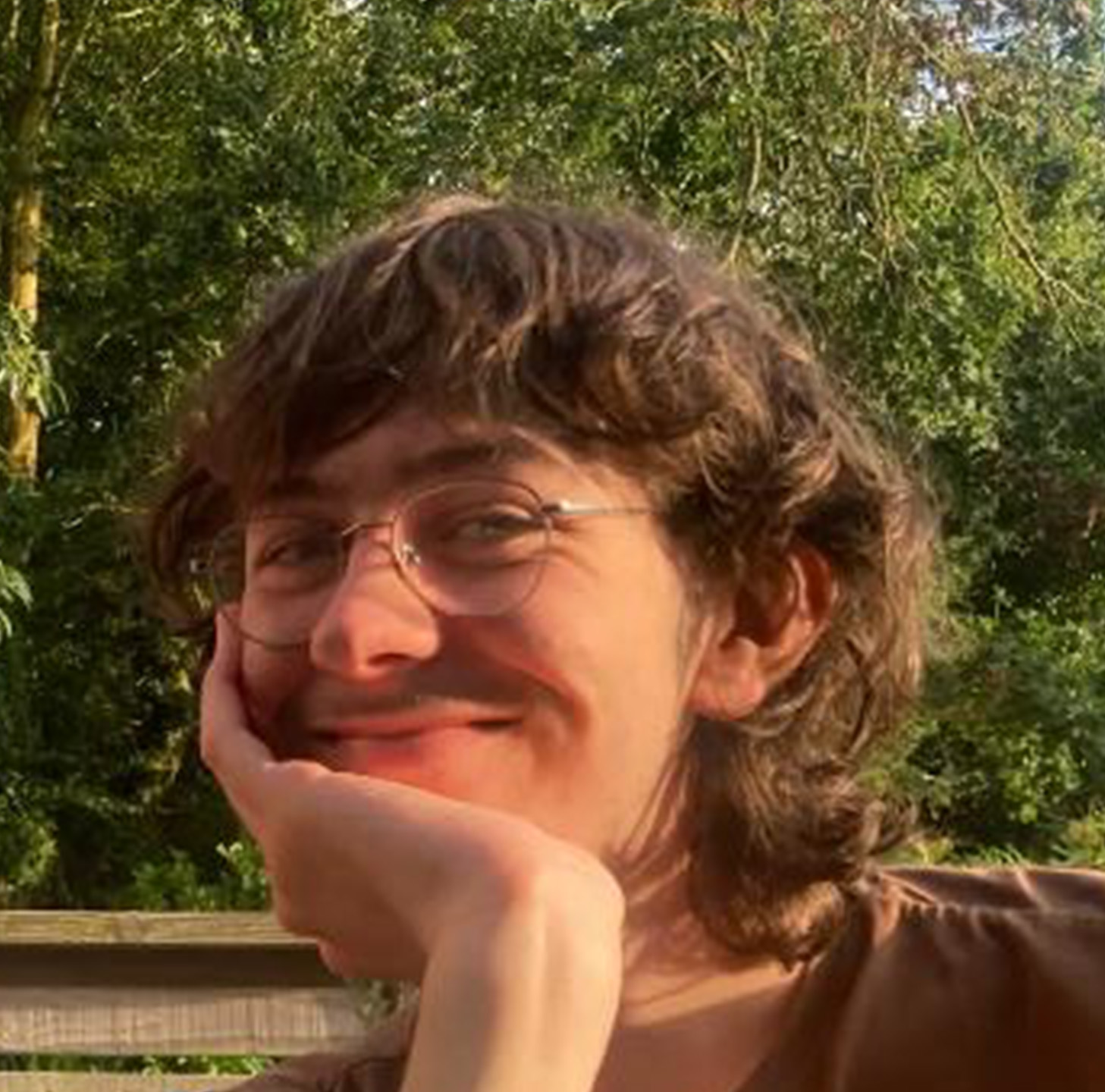 Portrait homme souriant en extérieur