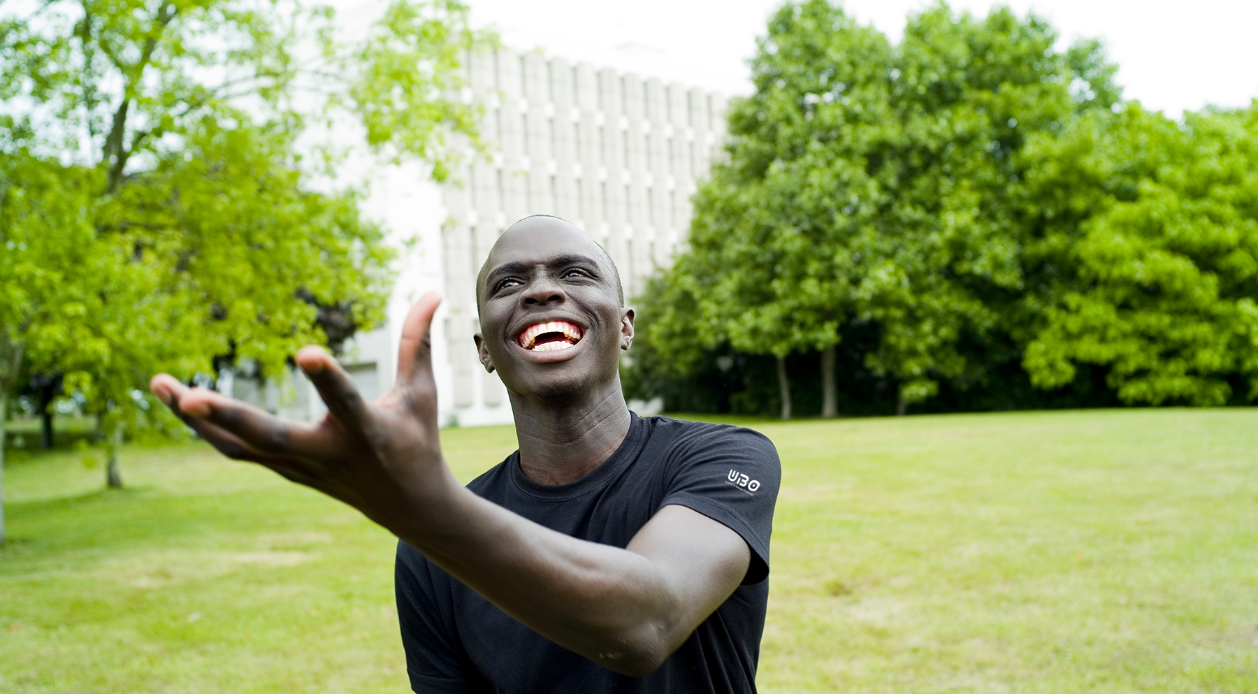 Jeune étudiant de l'UBO dans un parc de l'université