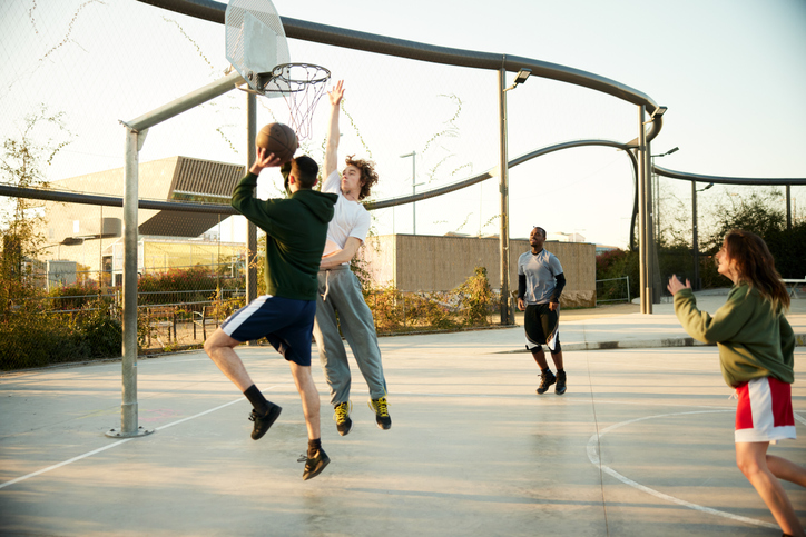 illustration étudiants qui jouent au basketball