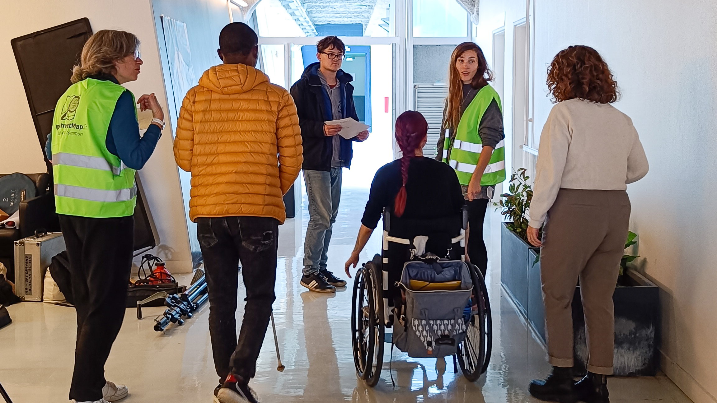 Groupe de personnes lors d'une cartopartie dans un couloir de la Faculté de Lettres et sciences humaines