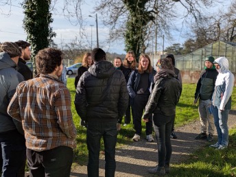 un groupe de personnes dans un environnement extérieur naturel