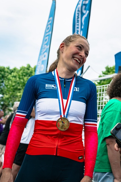 Célia Le Mouel avec son maillot de championne de France