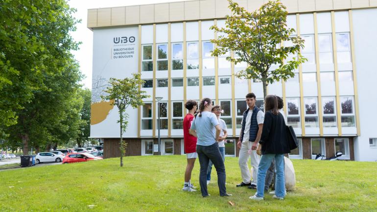 Des étudiants devant la BU Bouguen