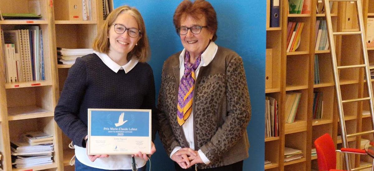 Emilie Pignard tenant son prix