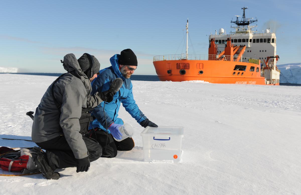 Loïs Maignien, l’un des co-auteurs de la publication, prélevant une échantillon du glacier de Mertz
