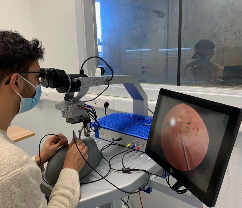 Simulateur chir oculaire