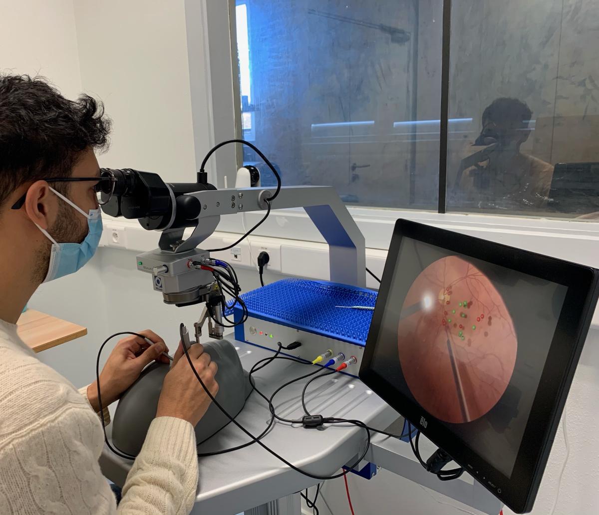 Simulateur chir oculaire