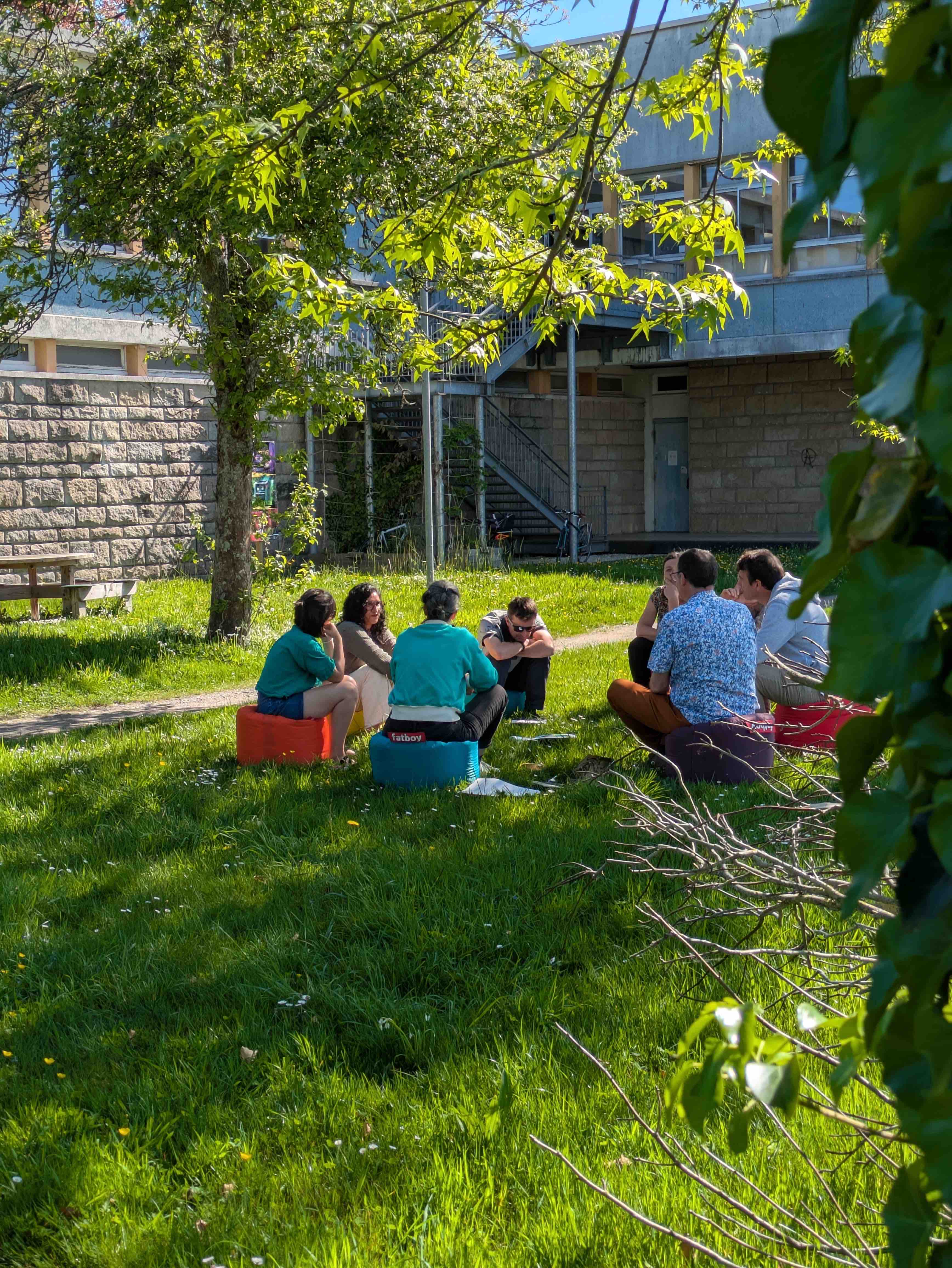 atelier dans l'herbe à l'extérieur