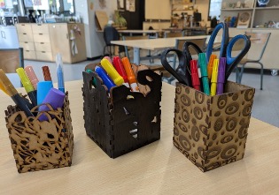 3 pots à crayons aux diverses formes