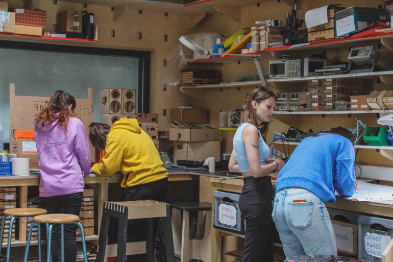 étudiants dans l'atelier du FabLab