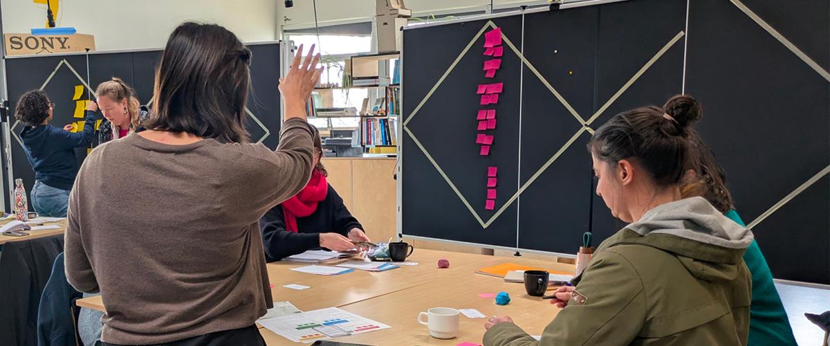 personne debout de dos donnant des instructions lors d'une formation