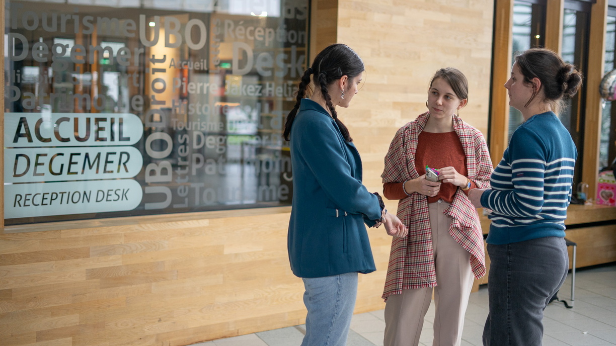 étudiantes discutent