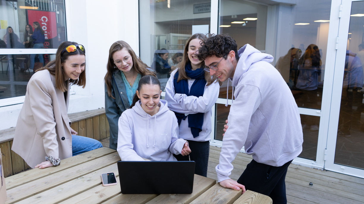 groupe d'étudiants discutent