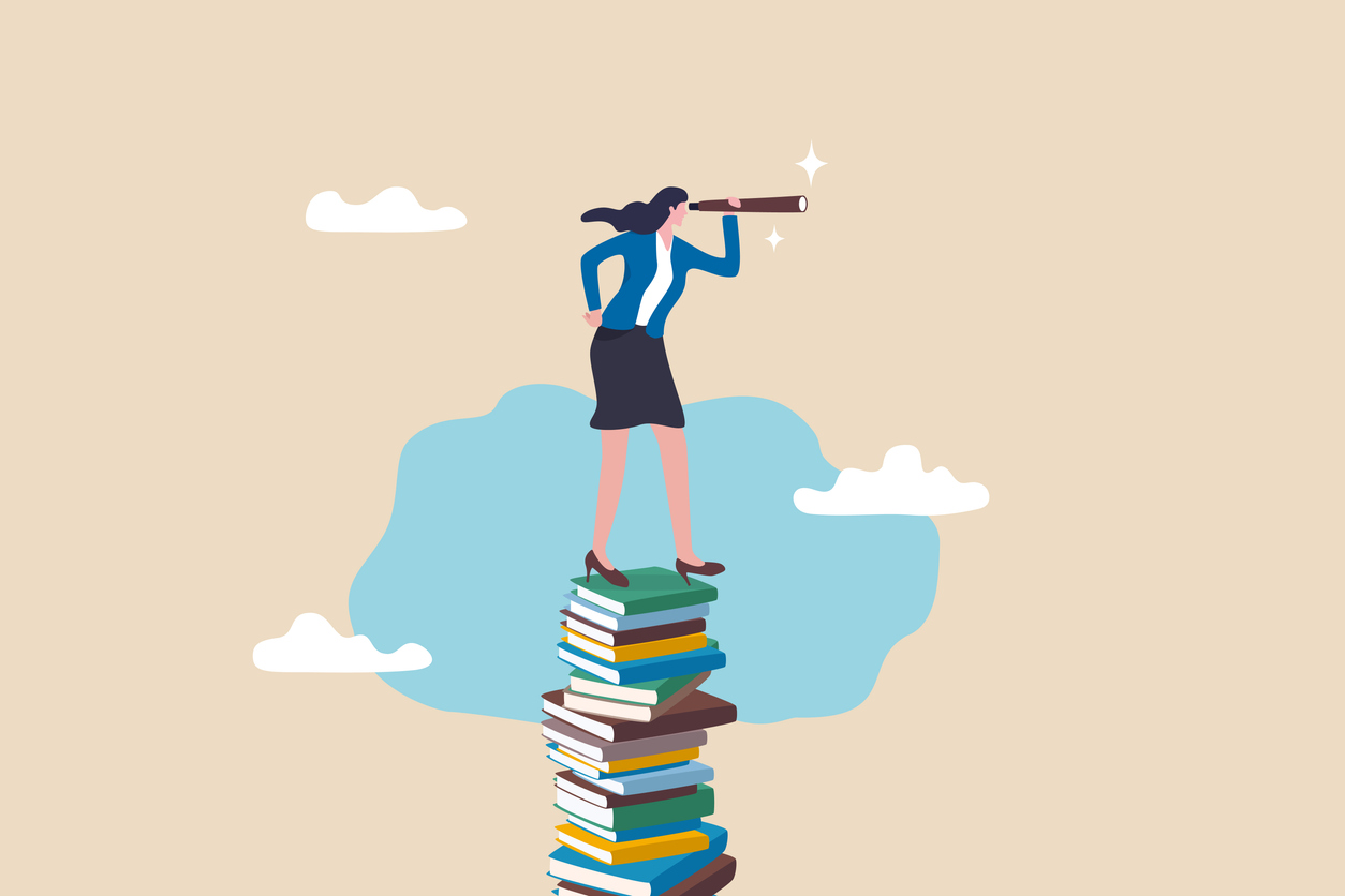 femme sur une pile de livres