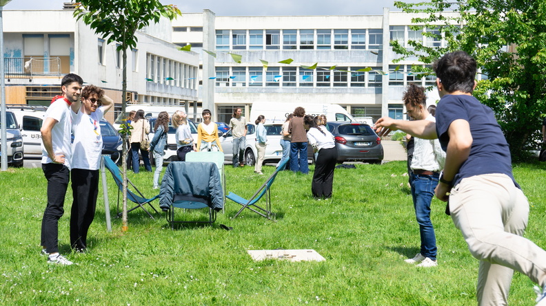 Des étudiants qui jouent au palet