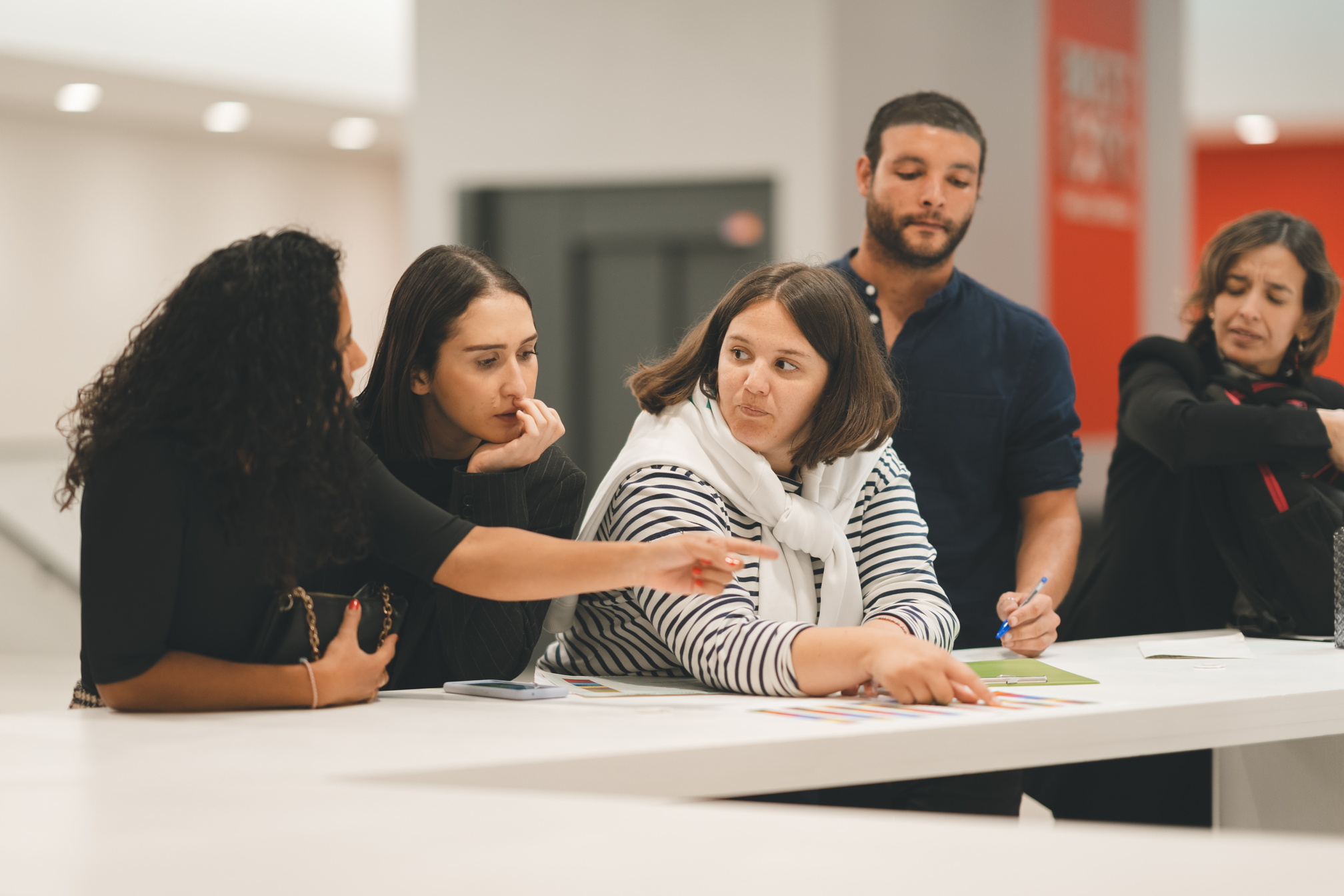 Groupe d'étudiants discutant