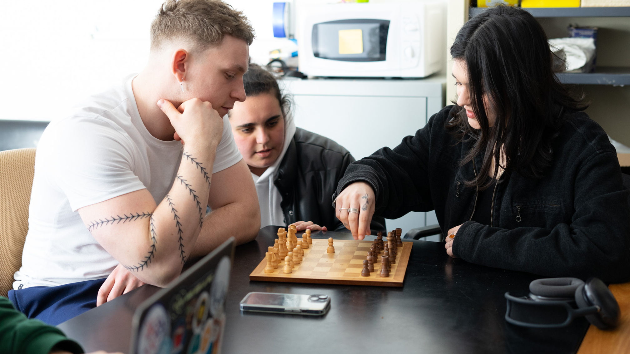 3 étudiants jouant aux échecs