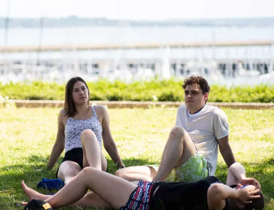 Des étudiants qui se reposent sur l'herbe