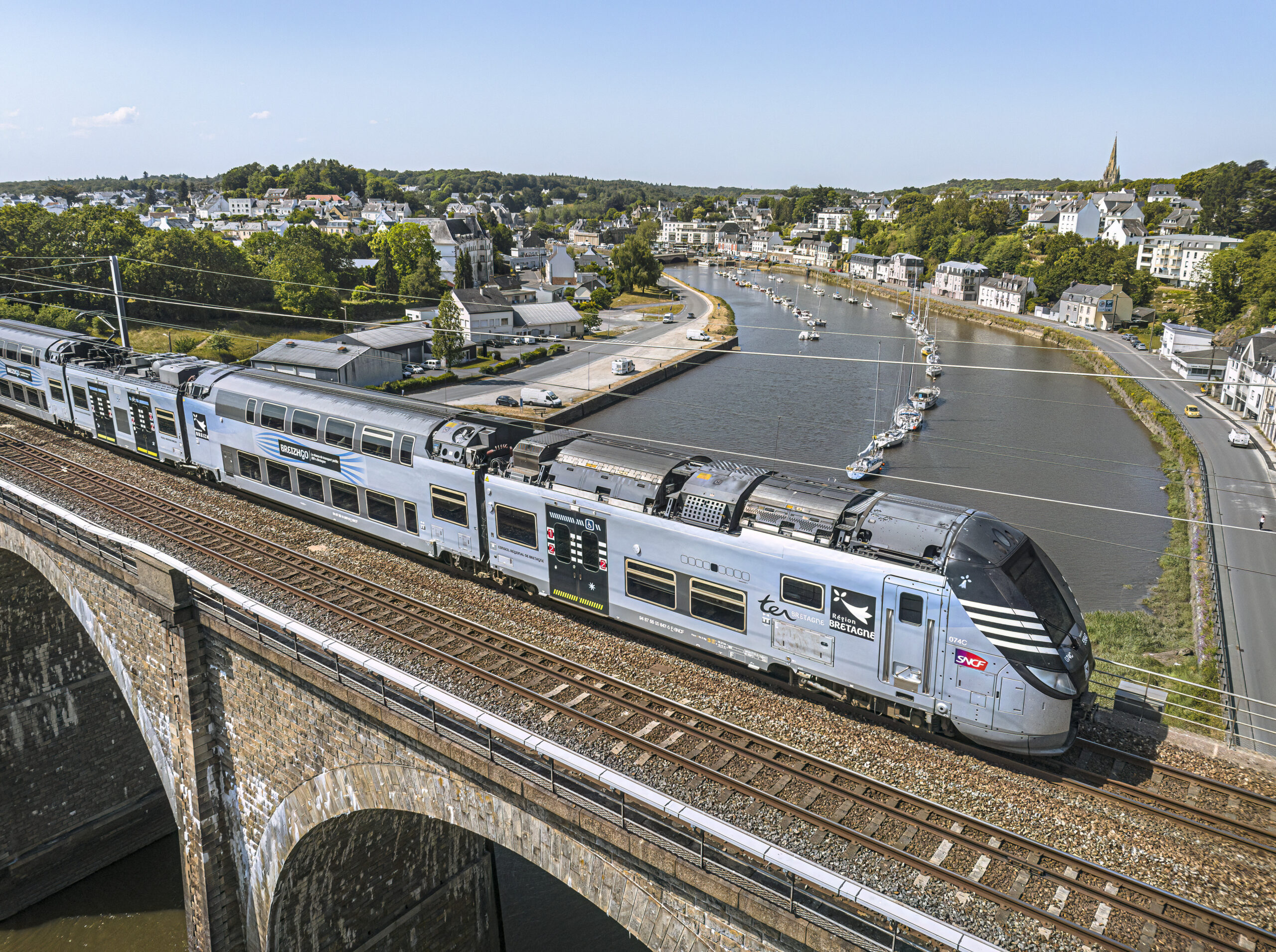 Train TER sur un pont