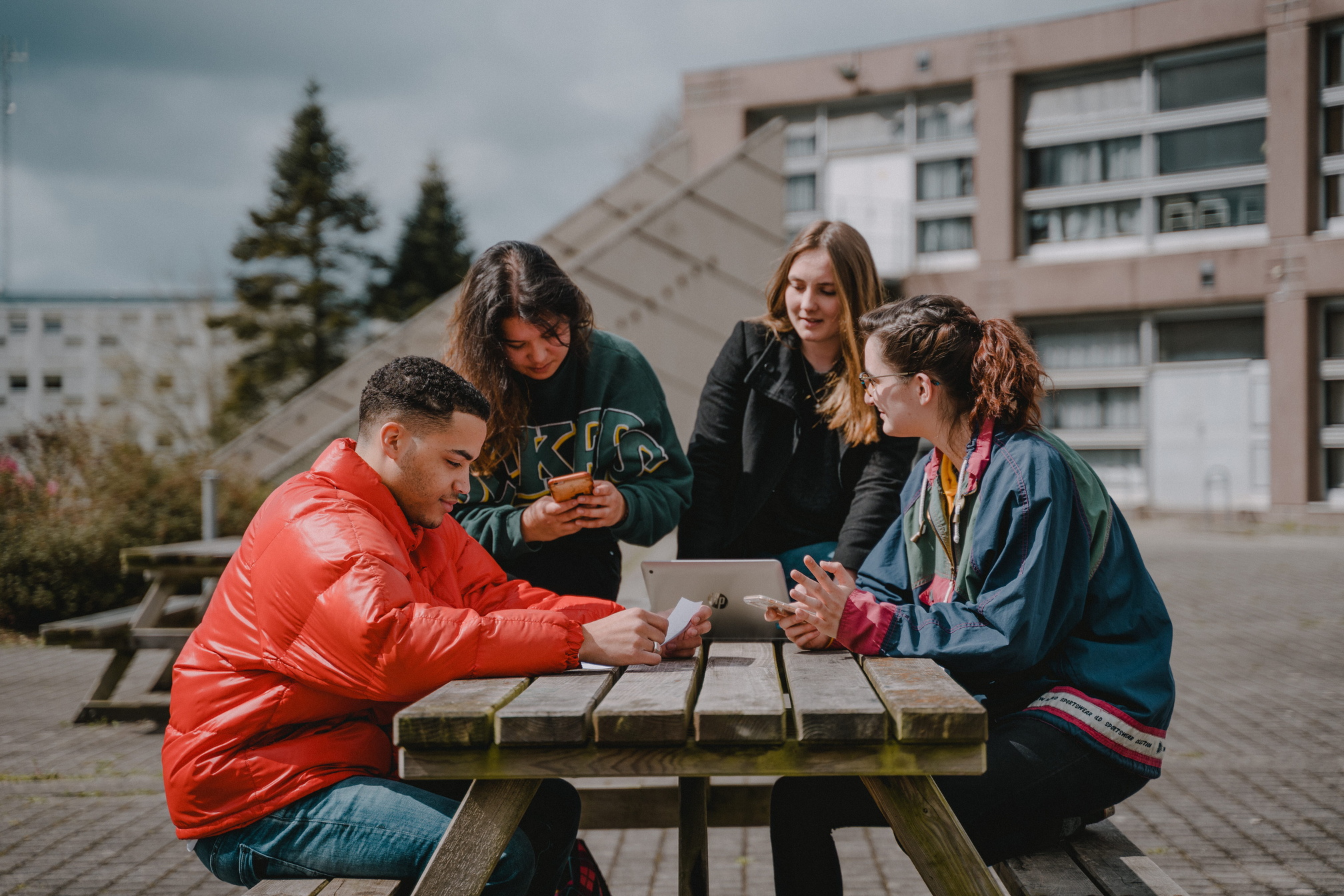 Groupe d'étudiant discutant dehors