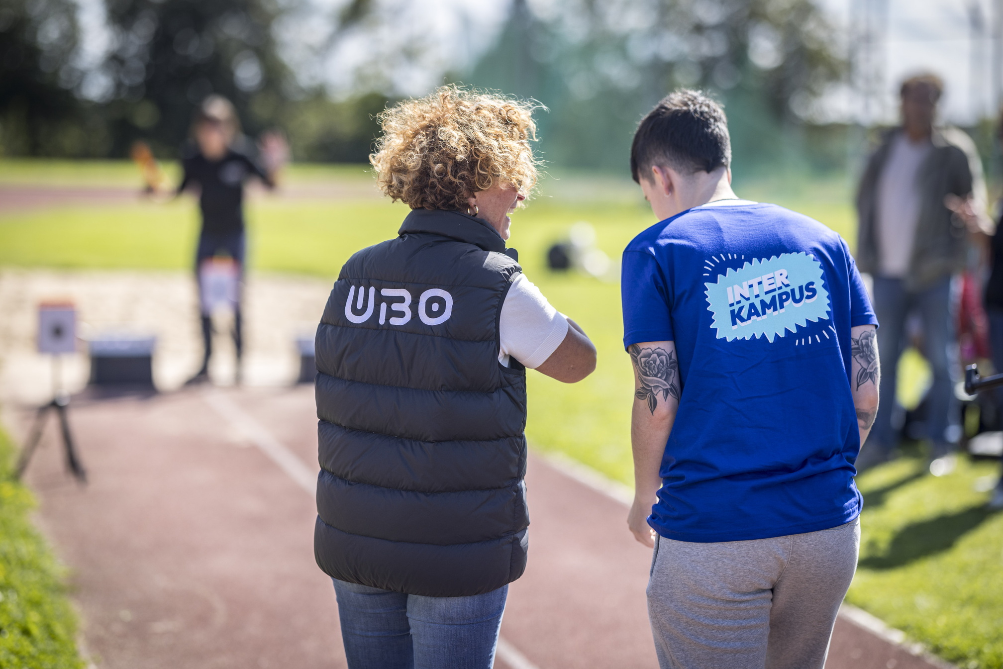 Deux personnes parlant lors d'un évènement de rentrée de l'UBO