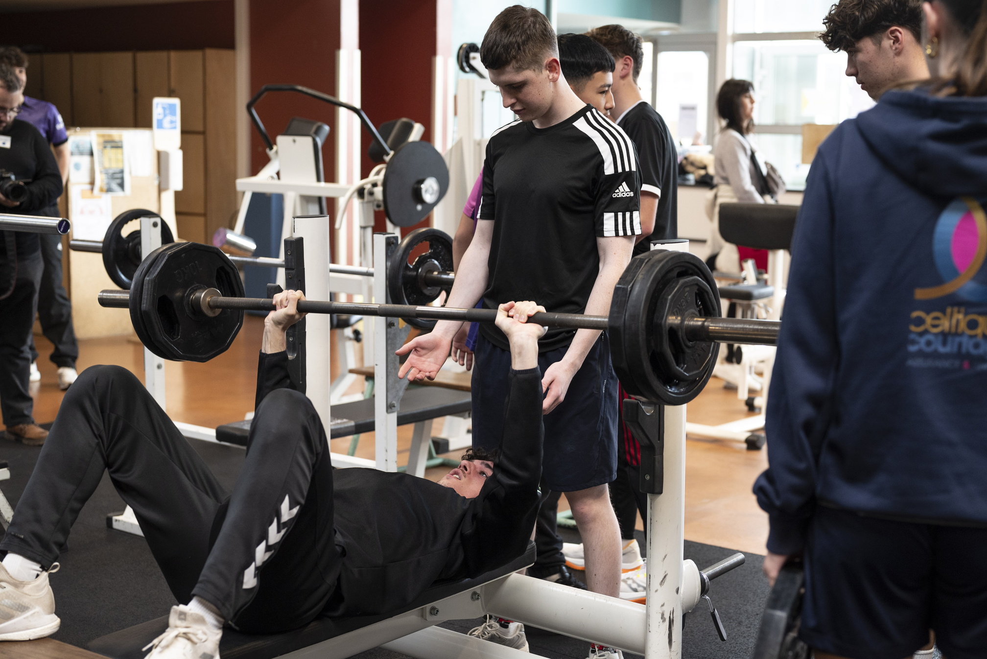 Etudiants s'entrainant dans une salle de musculation