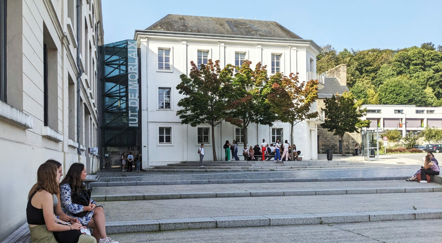 Etudiantes assises devant l'IUT de Morlaix
