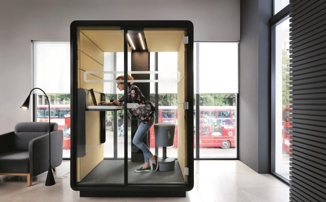 cabine avec une personne qui travaille à l'intérieur