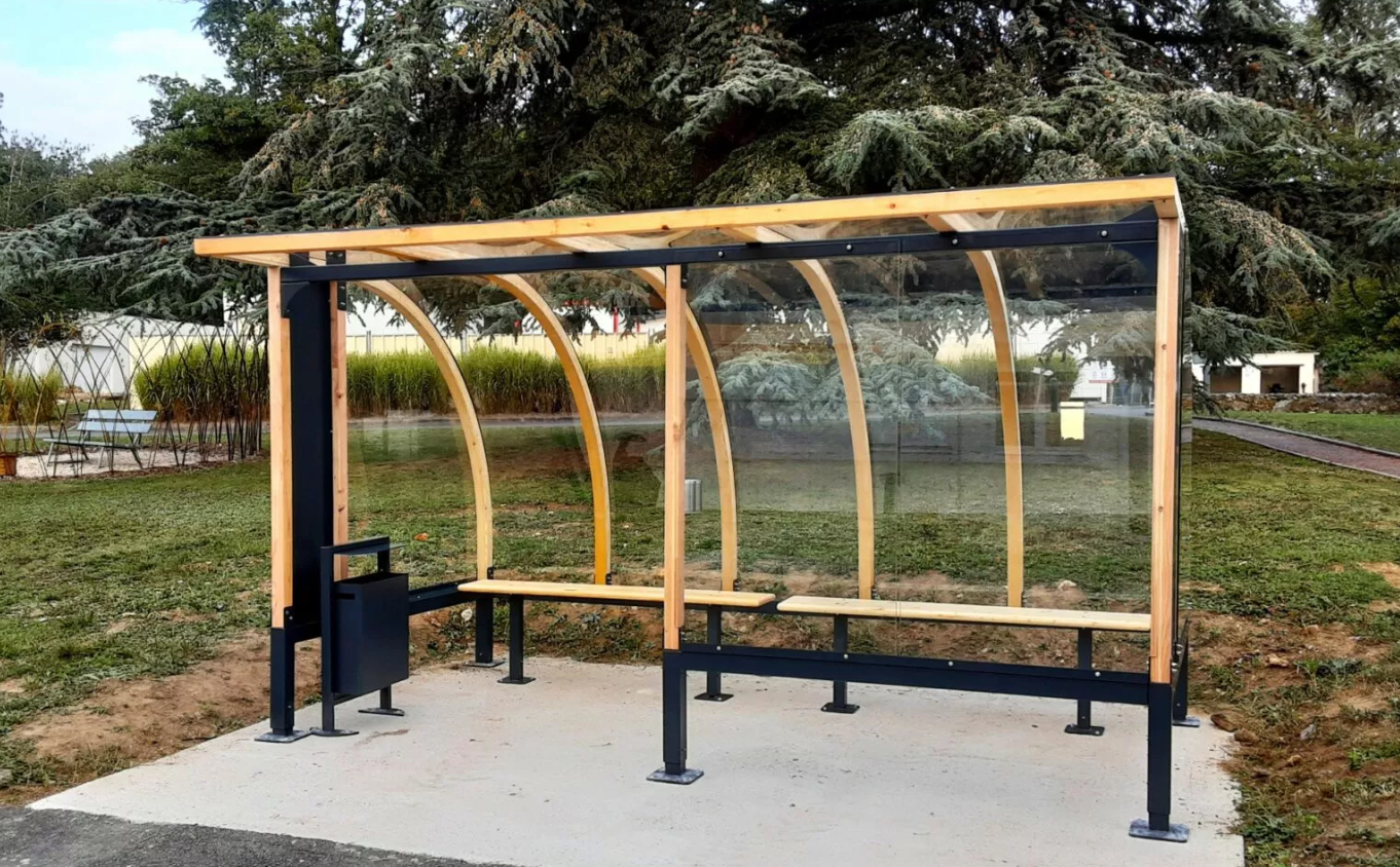 abris extérieurs pour fumer devant une pelouse