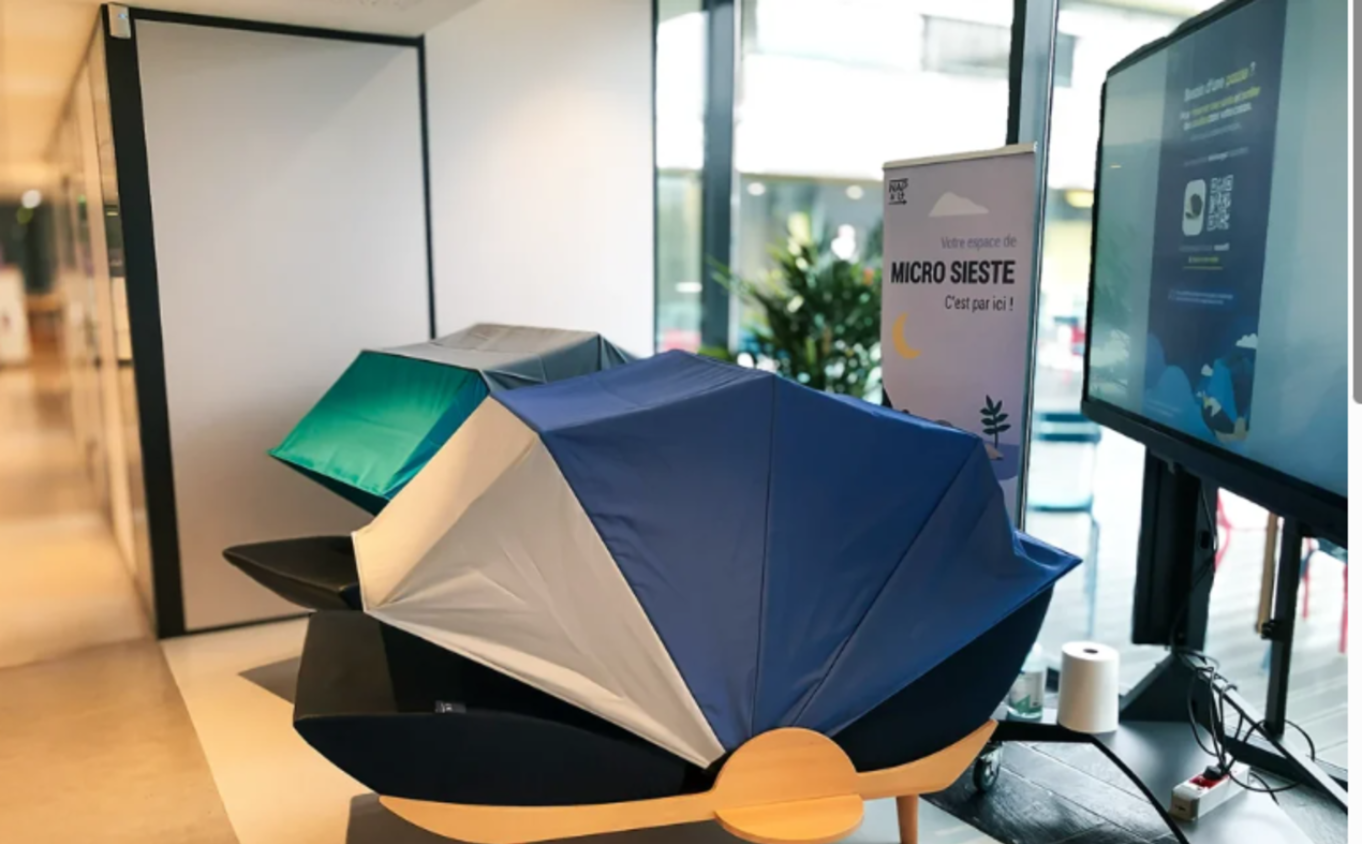 cocons de sieste dans une salle