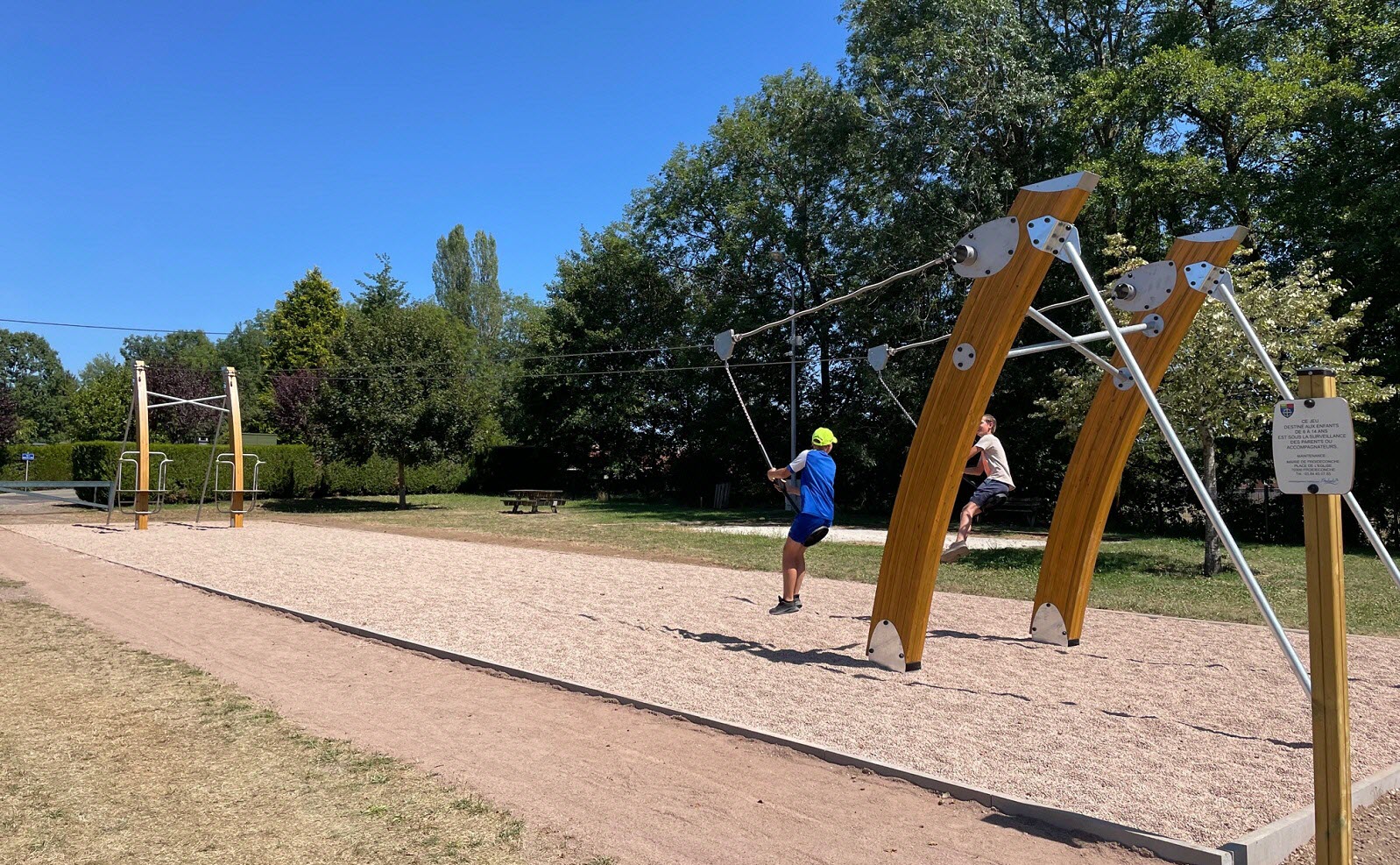 tyrolienne près d'arbres