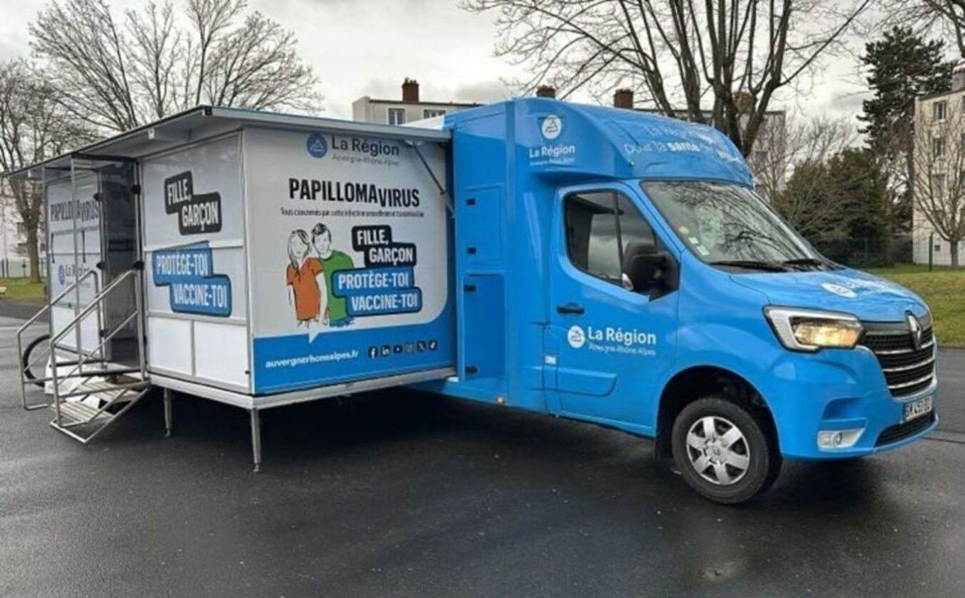 bus bleu avec une extension pour accueillir des gens