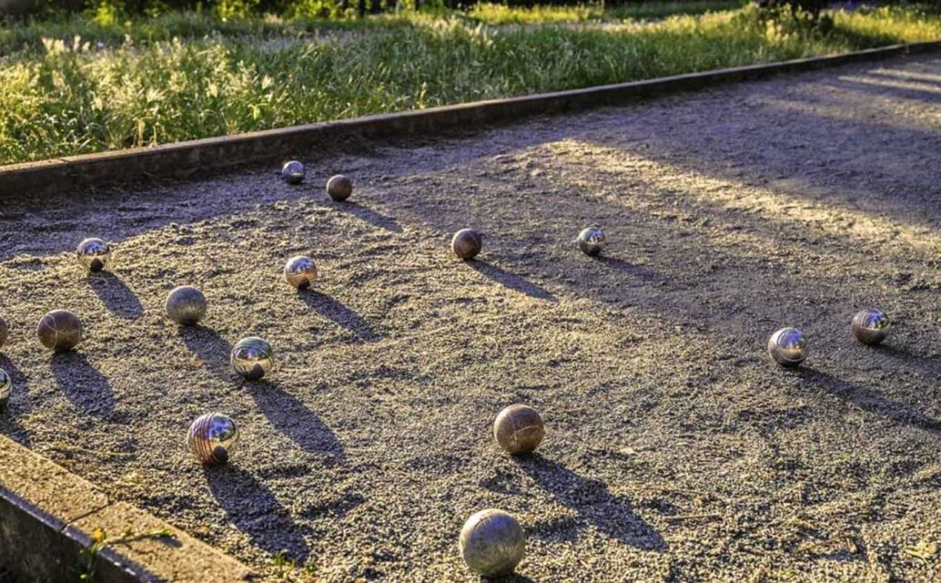 terrain en sable/gravier avec des boules de pétanque