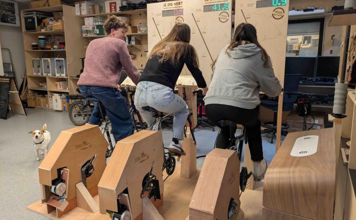 personnes qui pédalent sur des vélos en bois