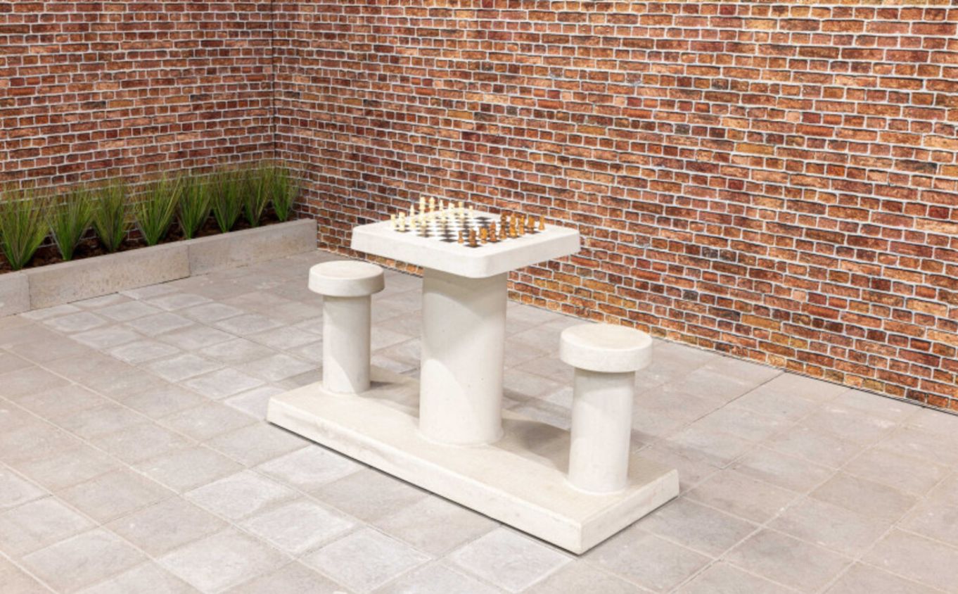 table d'échec blanche près d'un mur