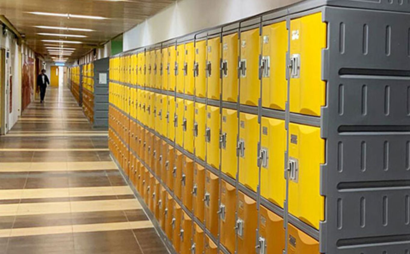 casiers jaunes et marrons dans un couloir