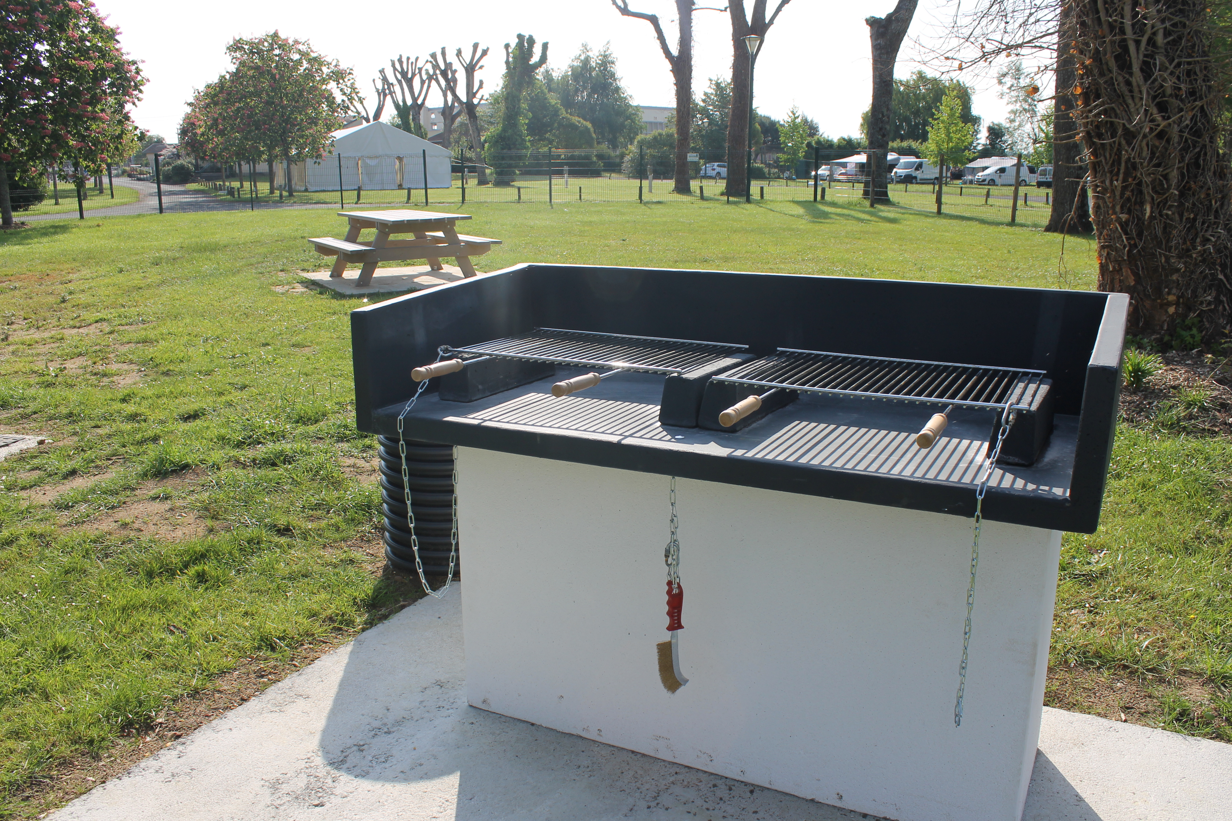 des barbecues extérieurs dans un parc