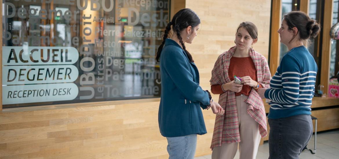 étudiantes discutent