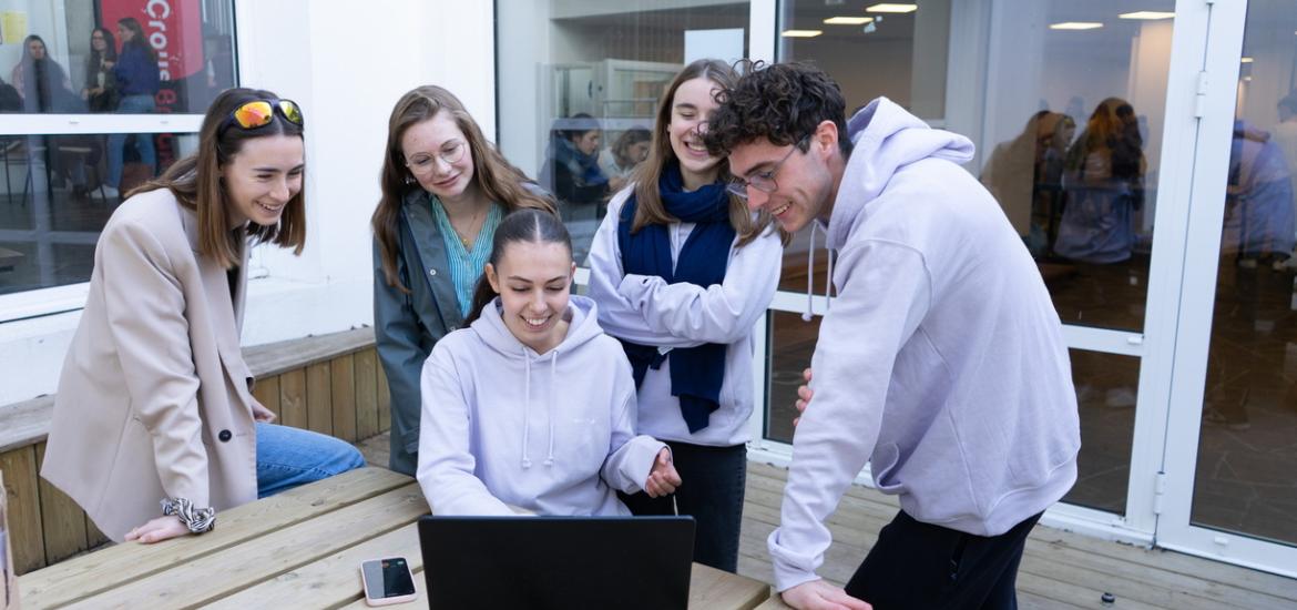 groupe d'étudiants discutent