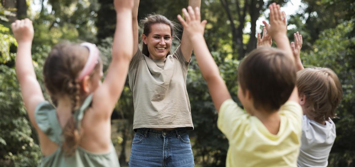 Jeune en service civique avec des enfants