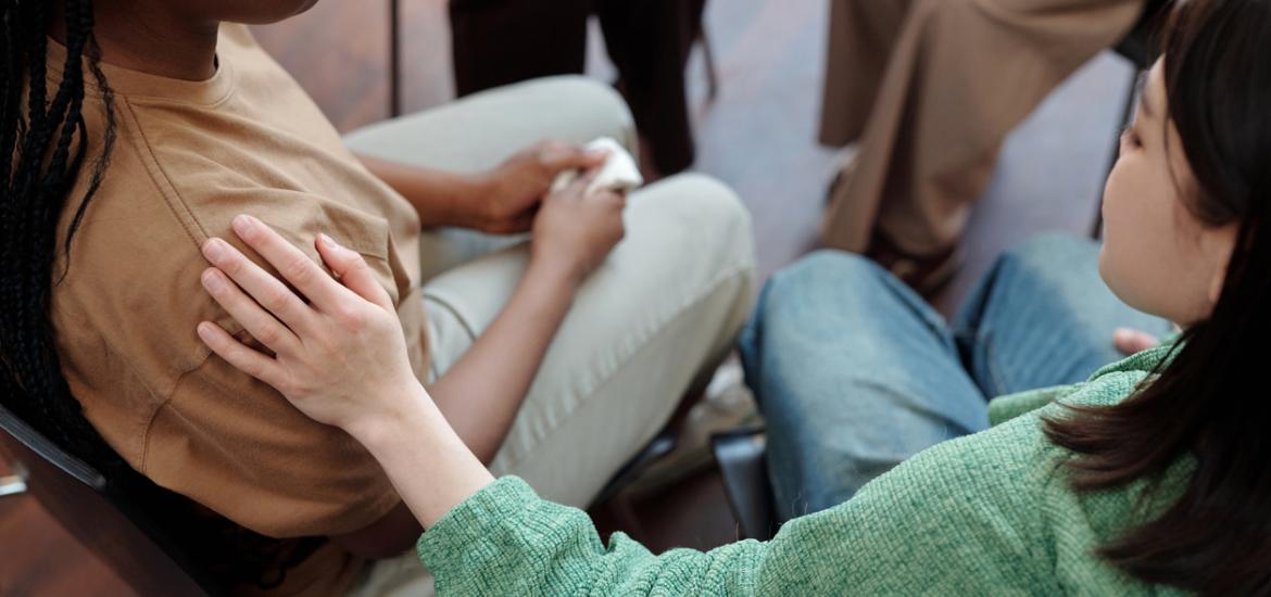 Deux étudiantes, l'une d'elle pose sa main sur l'épaule de l'autre