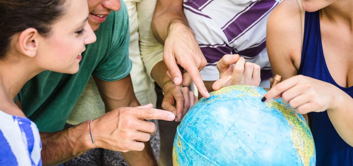 des jeunes pointent un globe